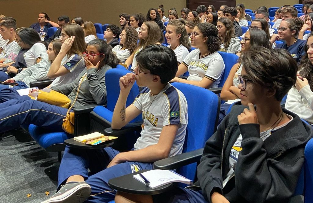 O Colégio Dona Clara oferece aulões sobre temas relevantes para a atualidade