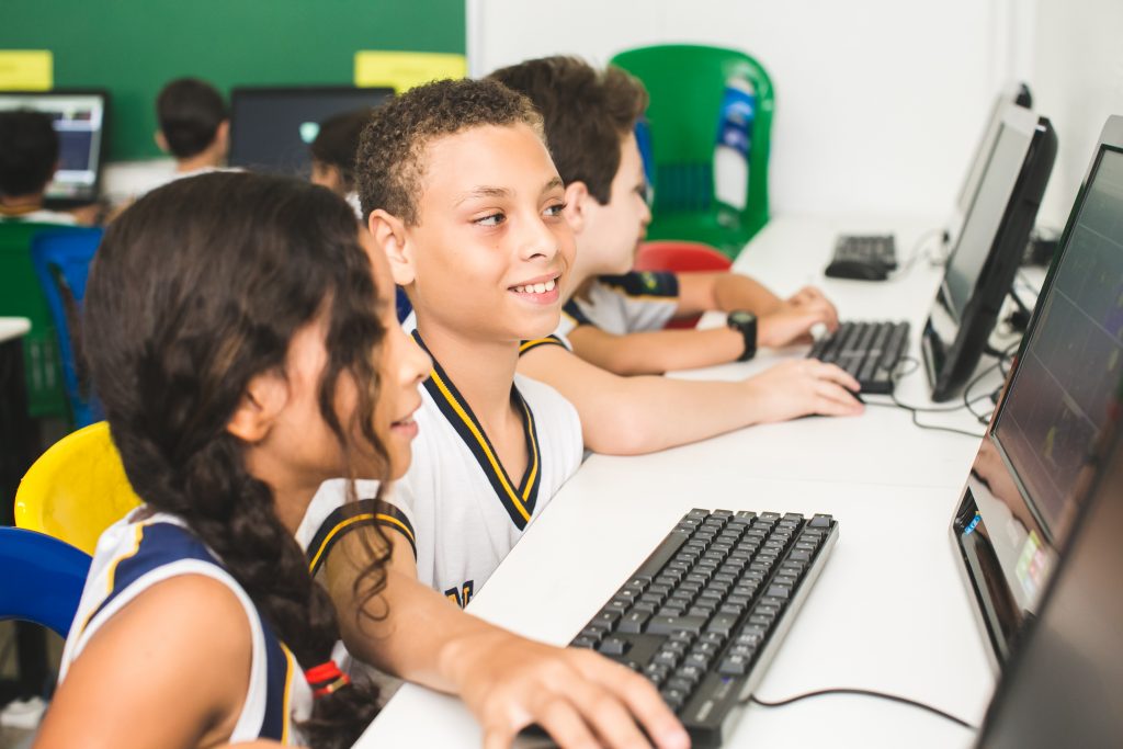 Uso da tecnologia para crianças em ambiente escolar, por meio de computadores, auxilia na aprendizagem