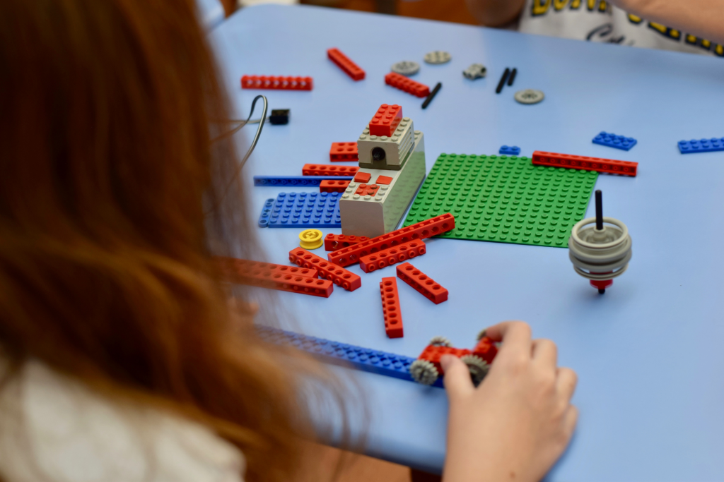 Crianças brincando de lego é um exemplo de como os jogos e brincadeiras estimulam a criatividade na infância