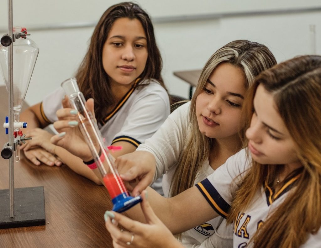 Laboratório ajuda na decisão de como escolher um colégio ideal