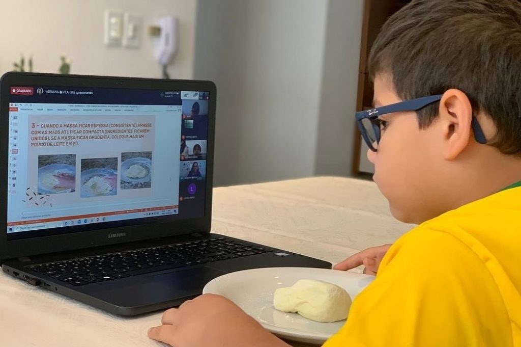 Aluno do Colégio Dona Clara estudando para aulas online