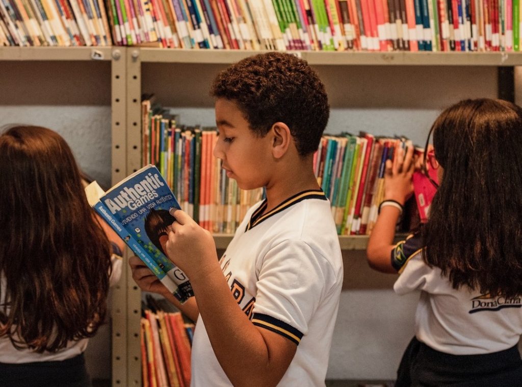 O ensino bilíngue é um dos motivos para escolher o Colégio Dona Clara