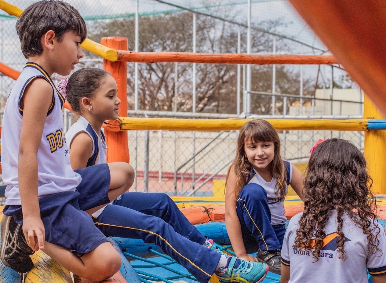 Crianças brincam nas dependências do Colégio Dona Clara