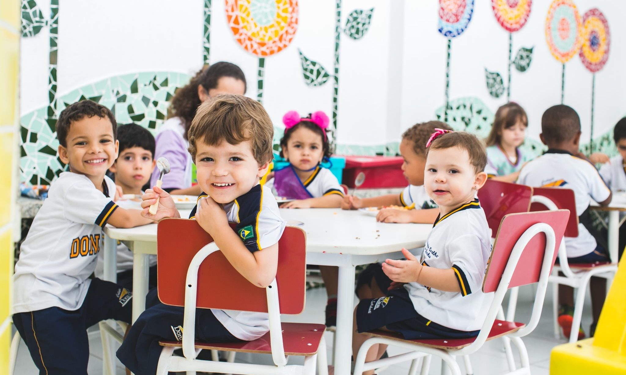 Alunos se divertem com ensino bilíngue para crianças