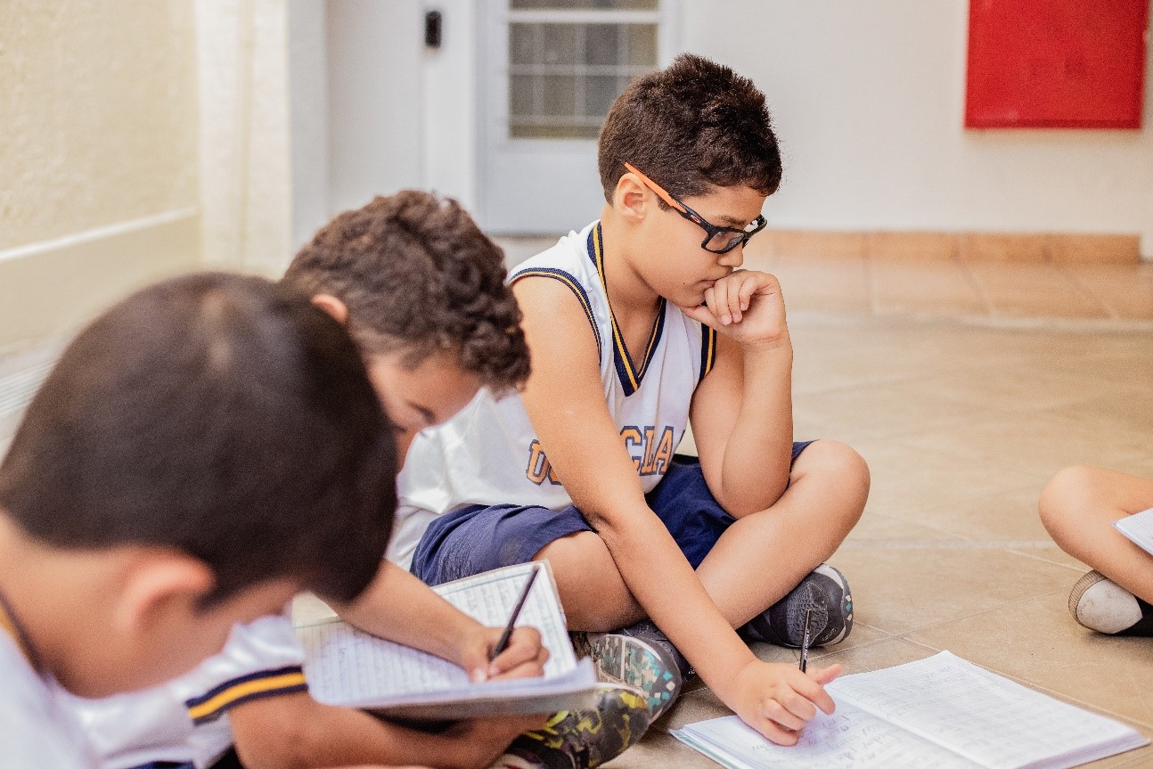 Criança distraída ao estudar pode ser sinal de impacto na saúde mental na pandemia.