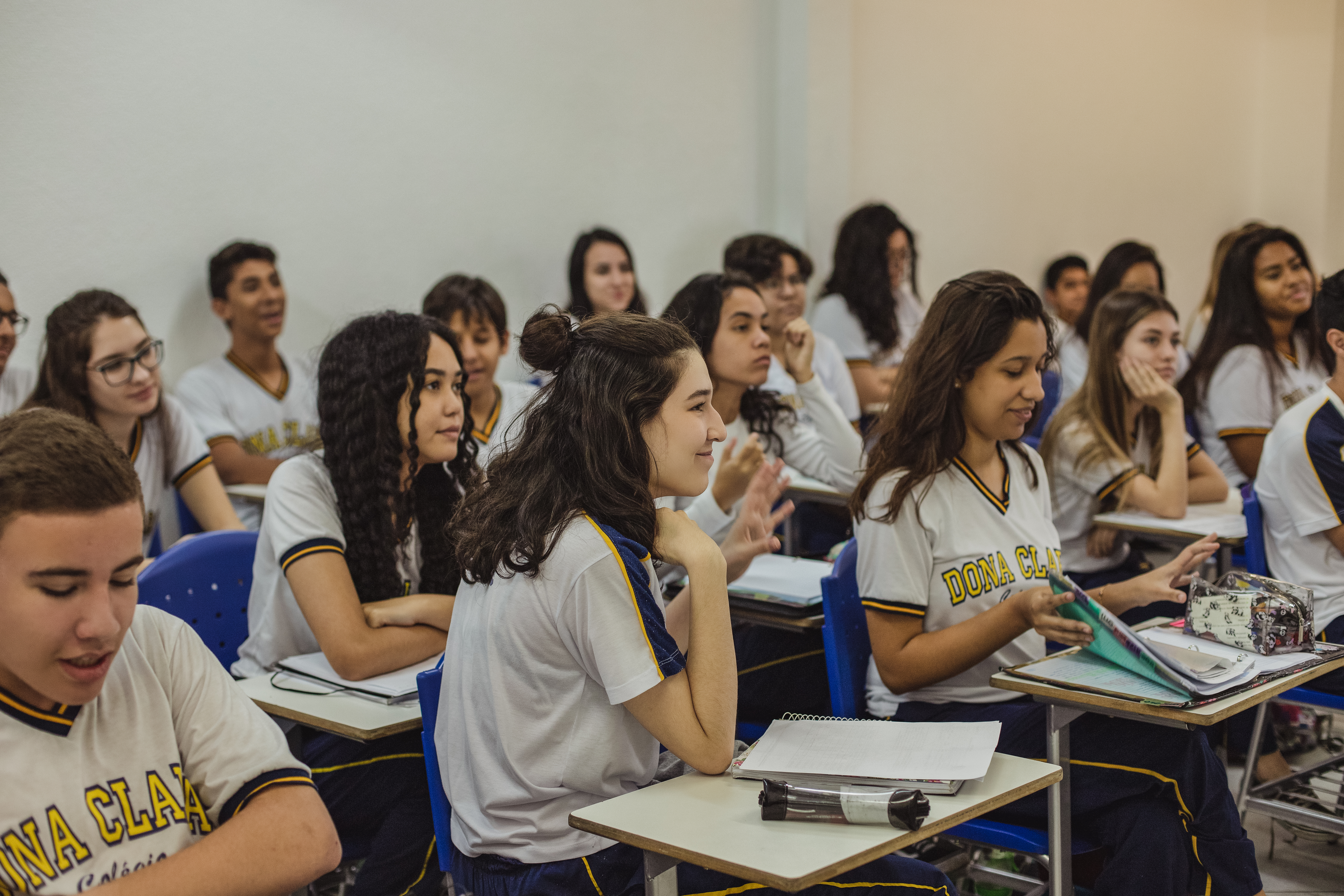 Alunos em sala de aula prestando atenção no conteúdo ministrado podem melhorar a redação