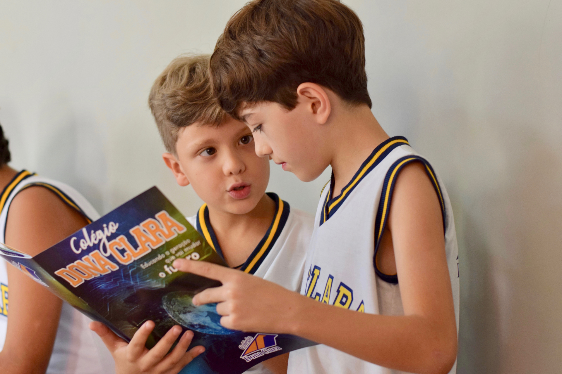 Meninos na escola conversando em inglês no dia a dia é fruto da educação bilíngue infantil