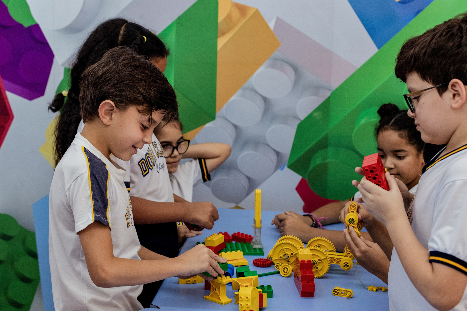 estudantes em projeto de robótica na escola