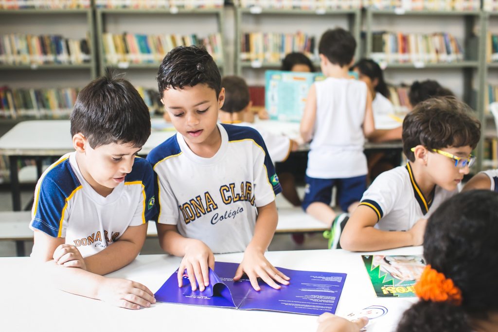 Promover conhecimento das dimensões sociais também é papel da escola